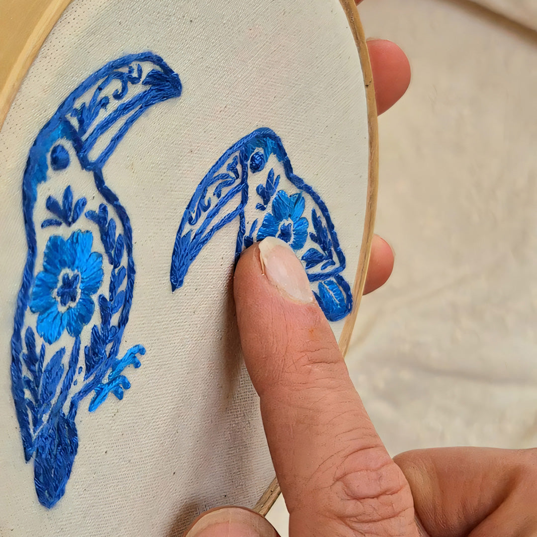 Quadro com detalhes bordados - Pássaro colorido PAS0273B