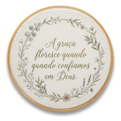 Quadro Frases de Fé - A graça floresce quando confiamos em Deus