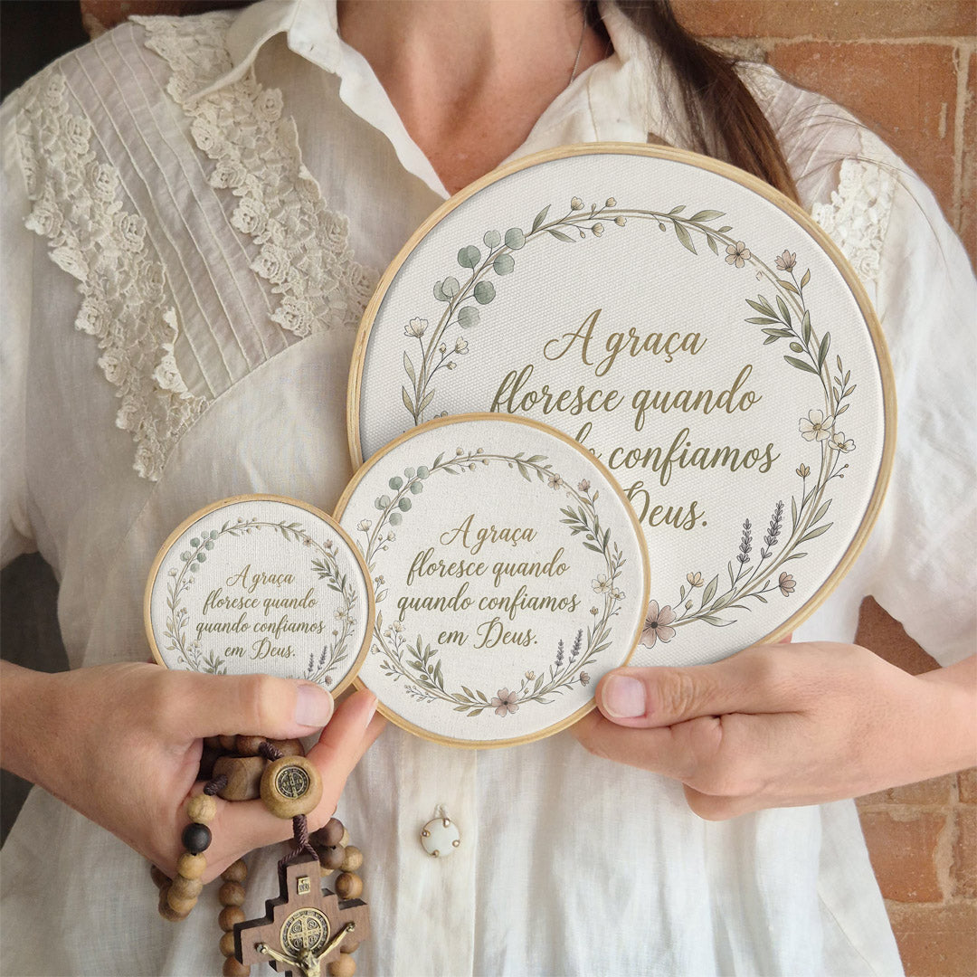 Quadro Frases de Fé - A graça floresce quando confiamos em Deus