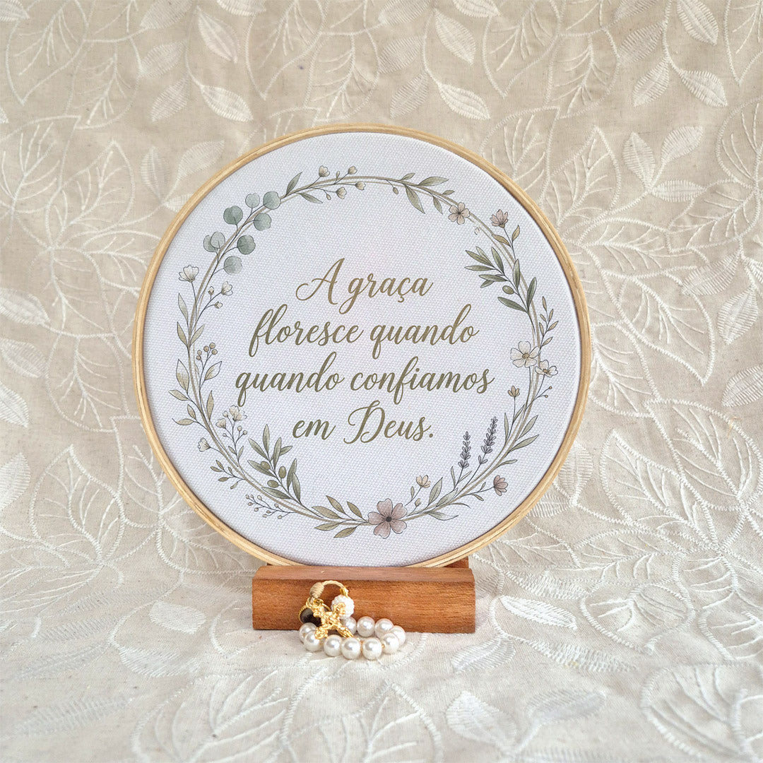 Quadro Frases de Fé - A graça floresce quando confiamos em Deus