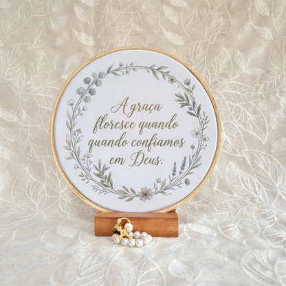 Quadro Frases de Fé - A graça floresce quando confiamos em Deus