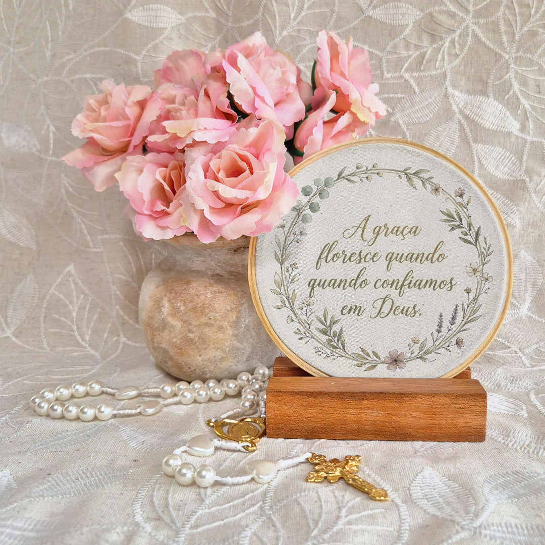 Quadro Frases de Fé - A graça floresce quando confiamos em Deus