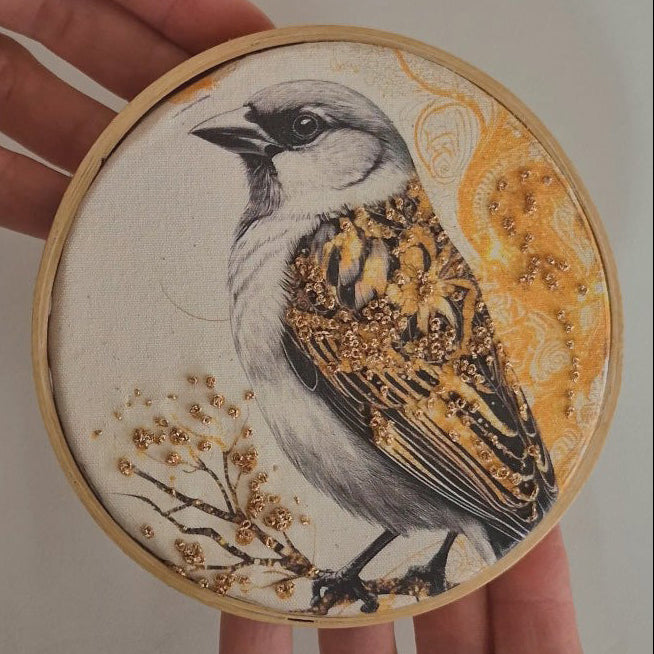 Quadro com detalhes bordados - Pássaro Dourado PAS0202B