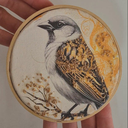 Quadro com detalhes bordados - Pássaro Dourado PAS0202B