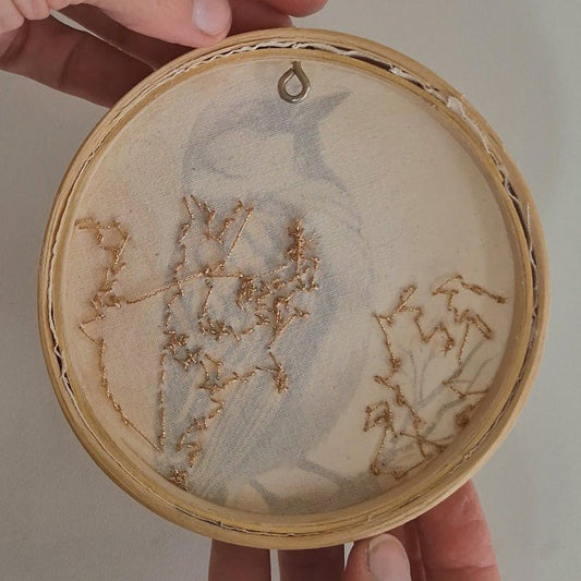 Quadro com detalhes bordados - Pássaro Dourado PAS0202B