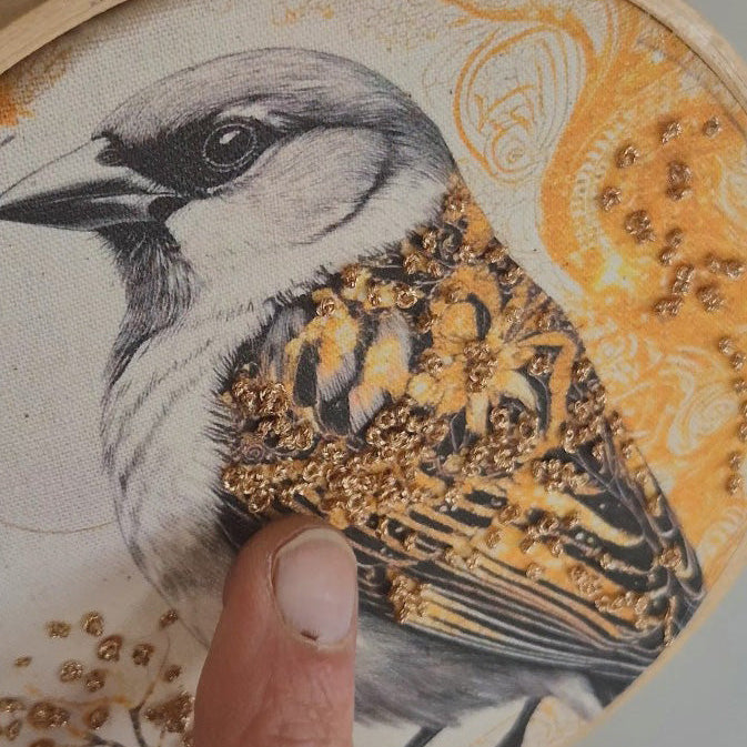 Quadro com detalhes bordados - Pássaro Dourado PAS0202B
