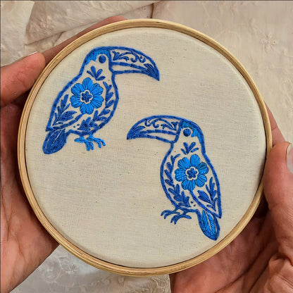 Quadro com detalhes bordados - Pássaro colorido PAS0273B