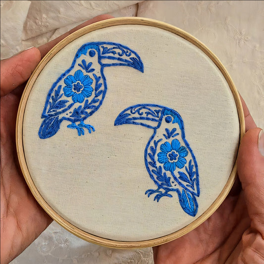 Quadro com detalhes bordados - Pássaro colorido PAS0273B