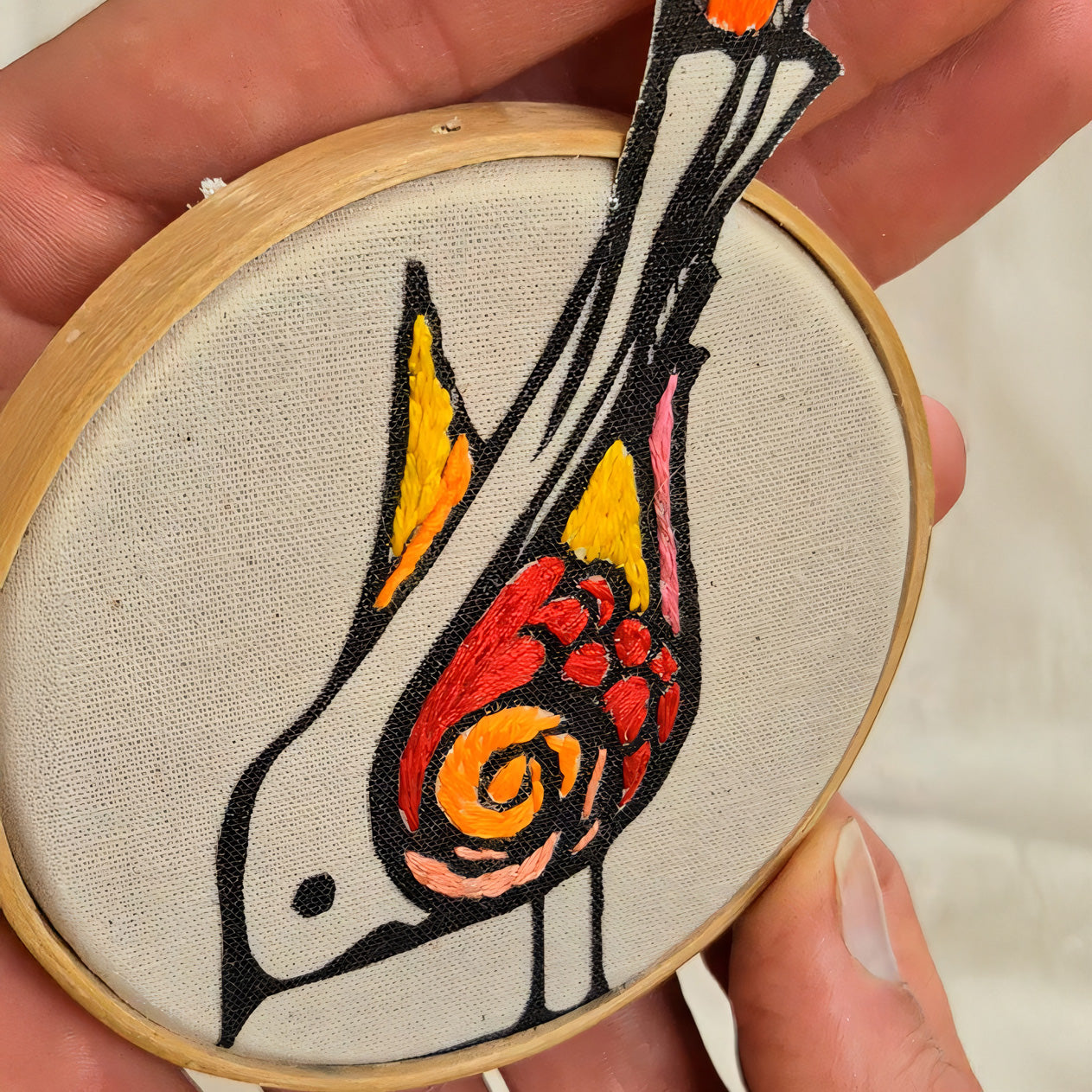 Quadro com detalhes bordados - Pássaro colorido PAS0242B