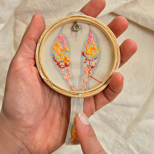 Quadro com detalhes bordados - Pássaro colorido PAS0243B
