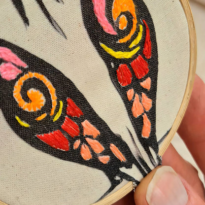 Quadro com detalhes bordados - Pássaro colorido PAS0243B