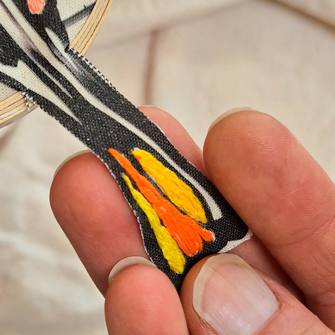 Quadro com detalhes bordados - Pássaro colorido PAS0243B