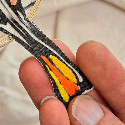 Quadro com detalhes bordados - Pássaro colorido PAS0243B
