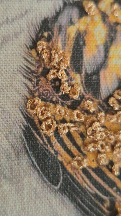 Quadro com detalhes bordados - Pássaro Dourado PAS0202B